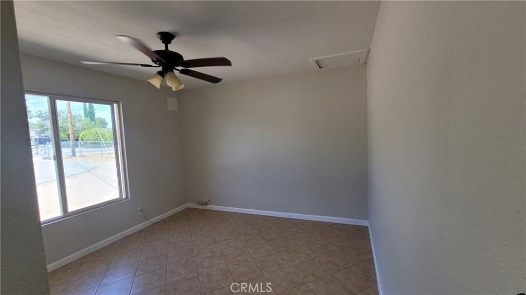 10799 Redwood Ave - Photo 4 of 6