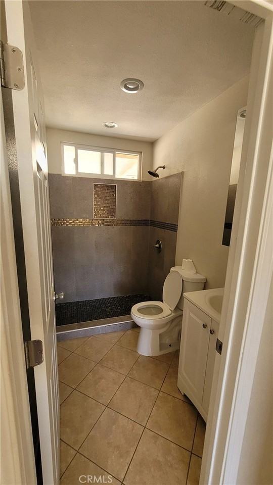 10799 Redwood Ave - Photo 5 of 6