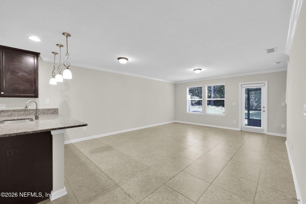 452 Walnut Dr - Photo 4 of 39
