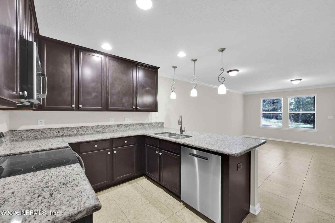 452 Walnut Dr - Photo 5 of 39