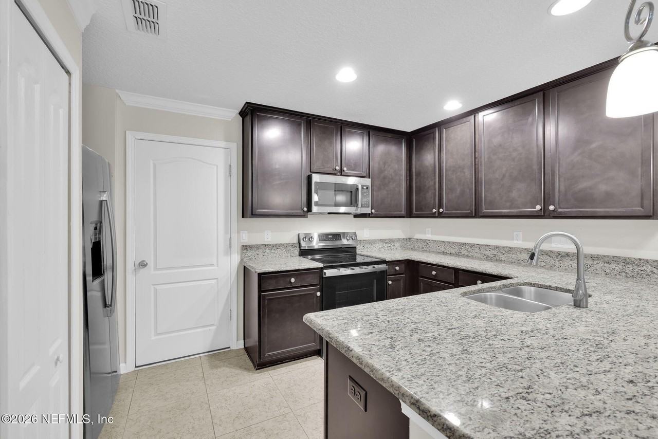 452 Walnut Dr - Photo 6 of 39