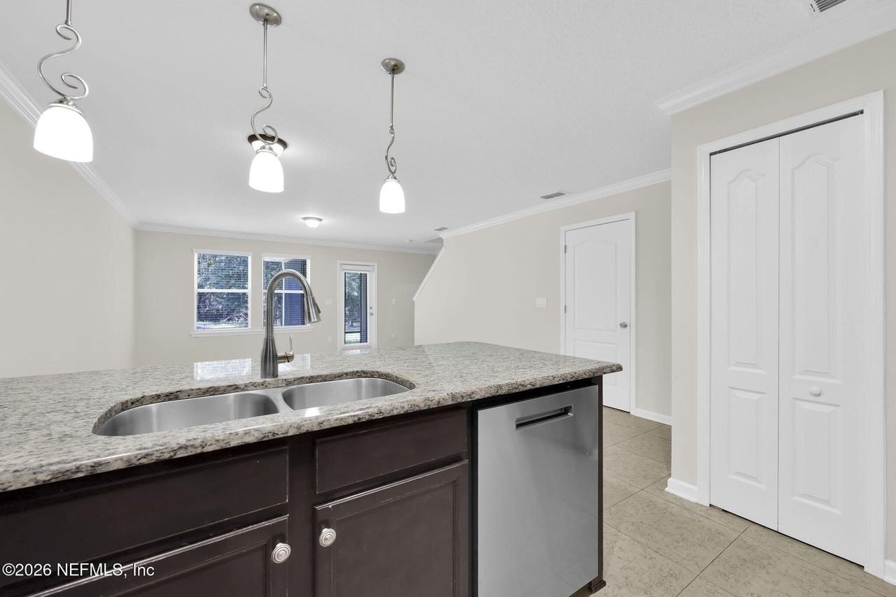 452 Walnut Dr - Photo 7 of 39