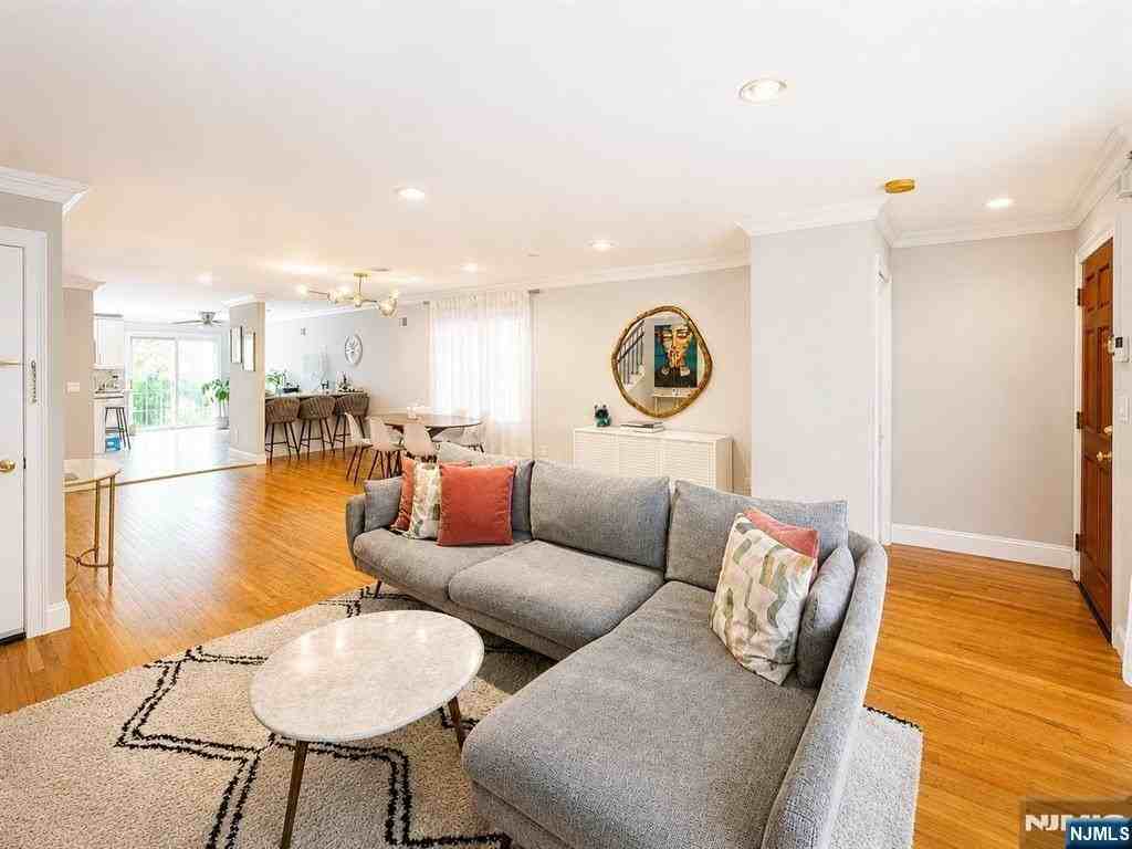 461B 5th St - Photo 3 of 23
