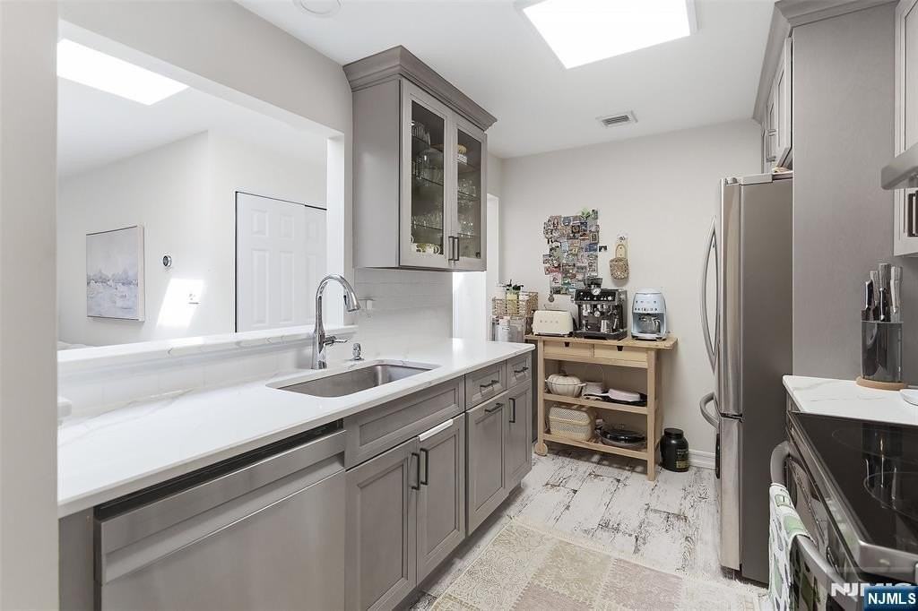28 Garden Pl #163 - Photo 2 of 23