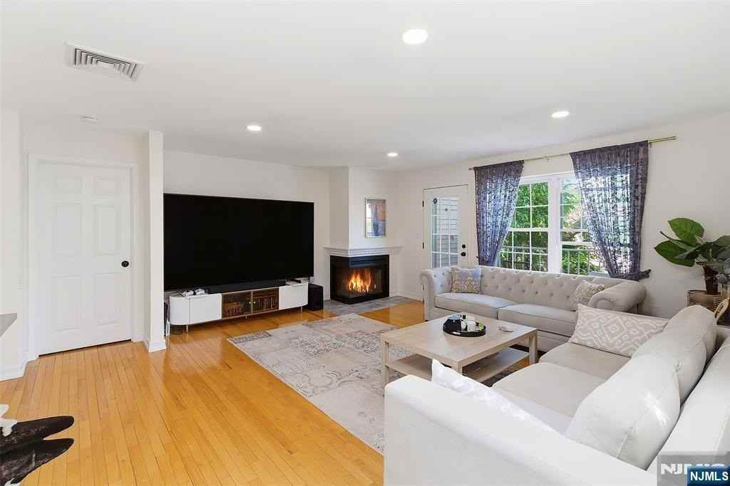 28 Garden Pl #163 - Photo 4 of 23