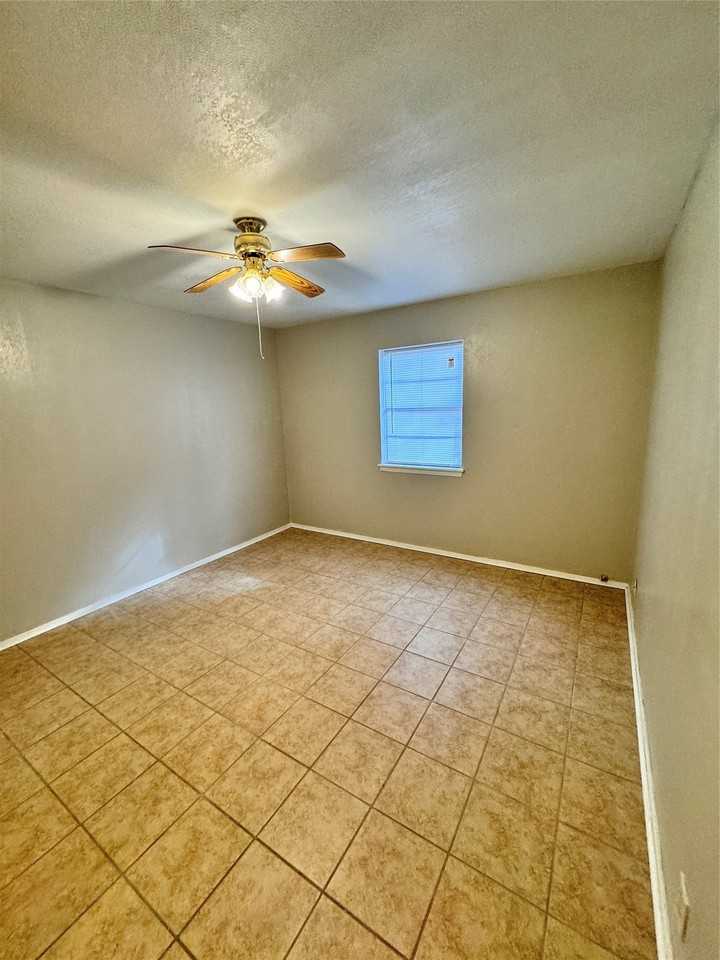 2703 4th St - Photo 2 of 16