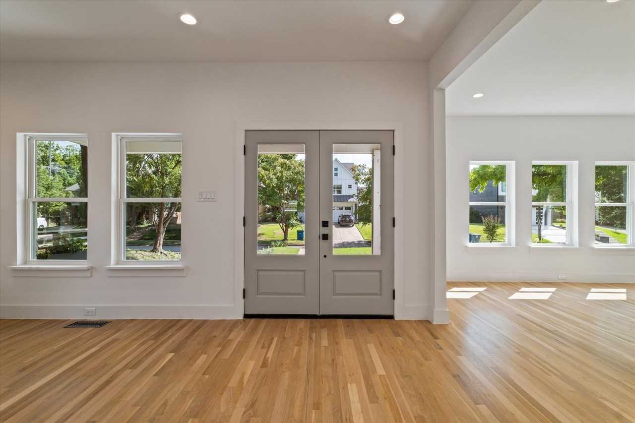 6255 Belmont Ave - Photo 4 of 39