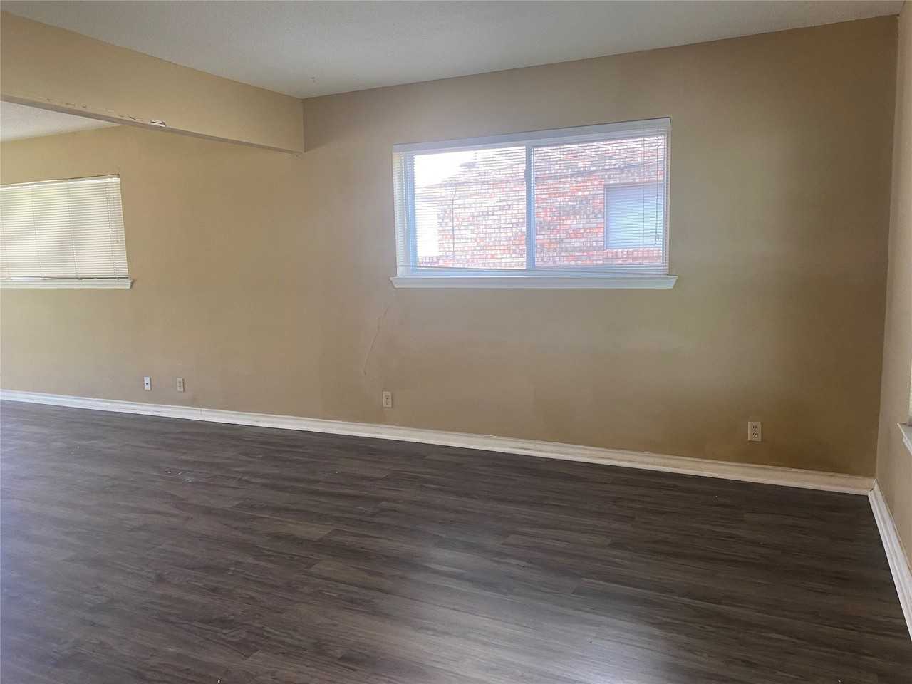 1710 N Travis St - Photo 3 of 17