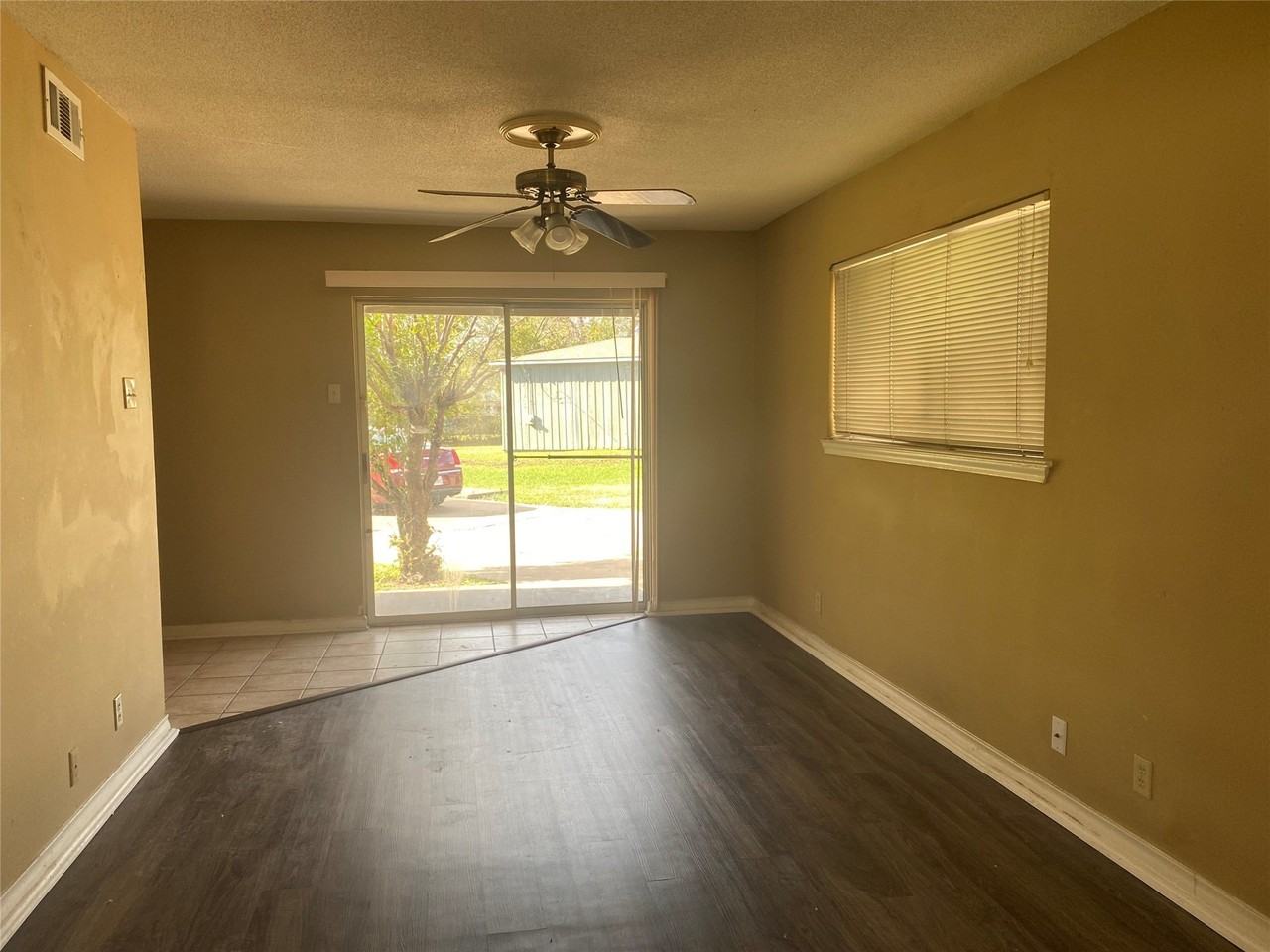 1710 N Travis St - Photo 4 of 17