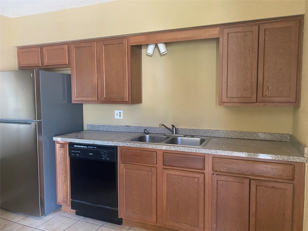 1710 N Travis St - Photo 6 of 17