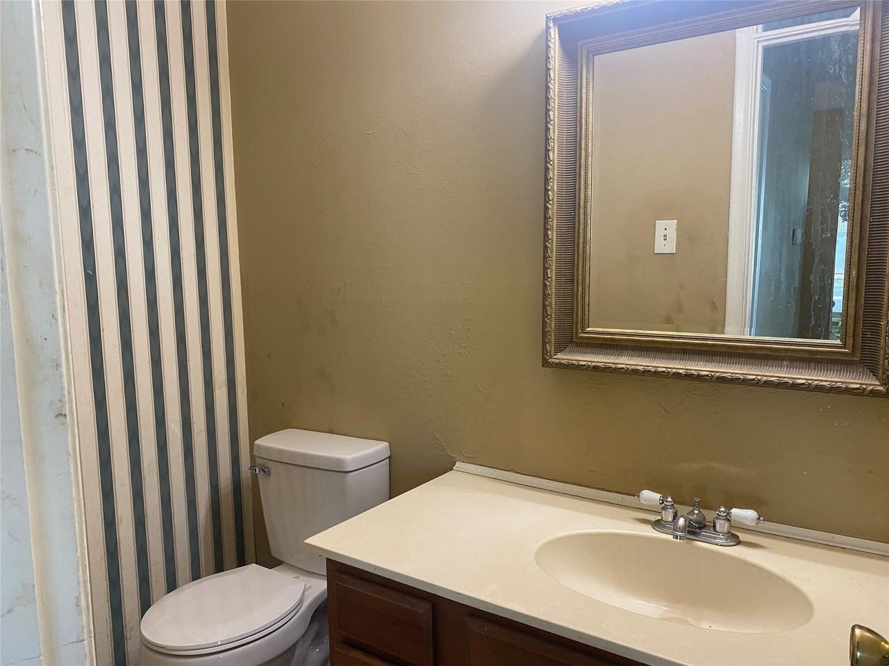 1710 N Travis St - Photo 7 of 17