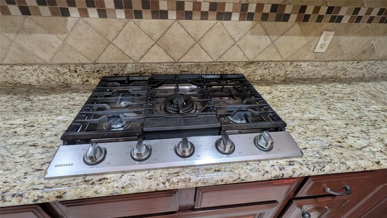 1405 Newbury Ln - Photo 7 of 27