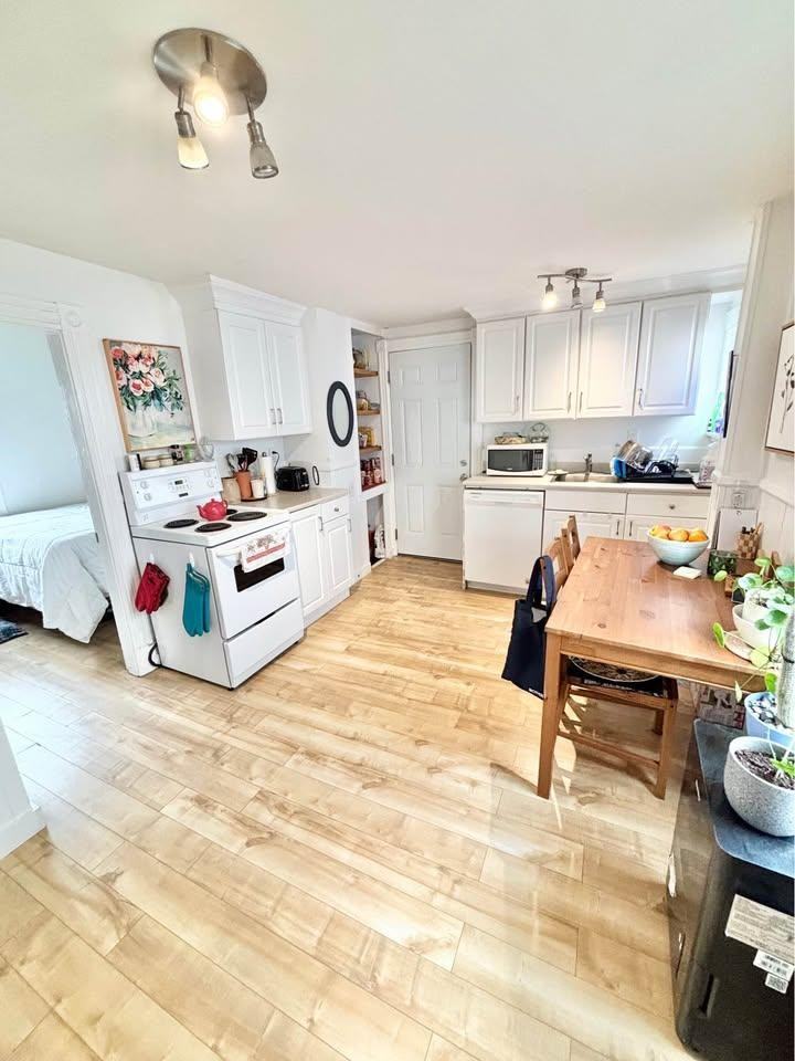 349 347-349 Charlotte St - Photo 2 of 8