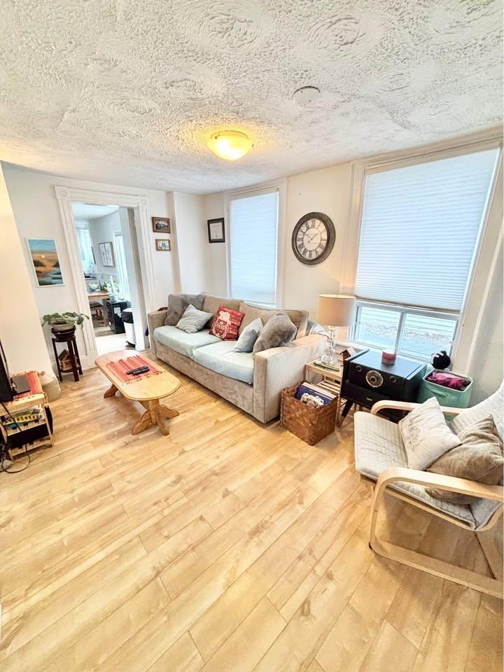 349 347-349 Charlotte St - Photo 3 of 8