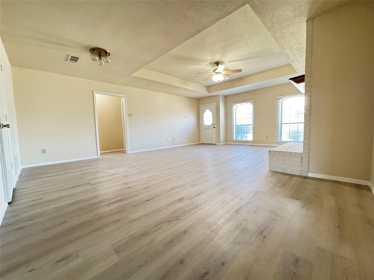 528 Post Oak Ln - Photo 4 of 19