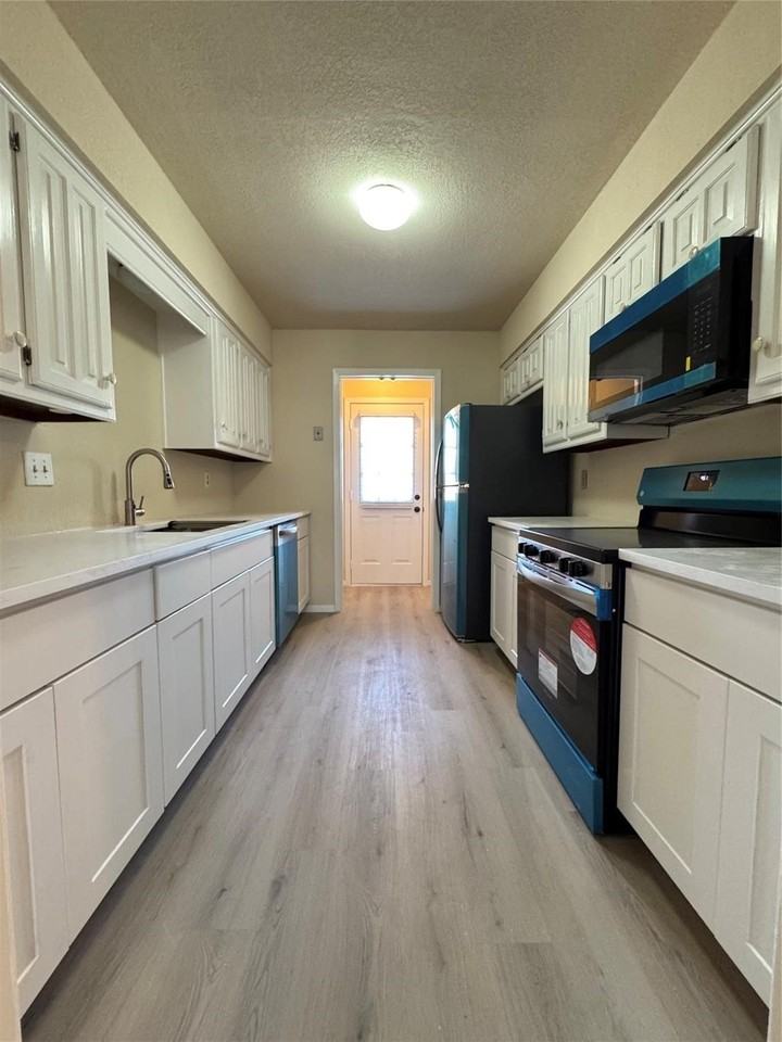 528 Post Oak Ln - Photo 6 of 19