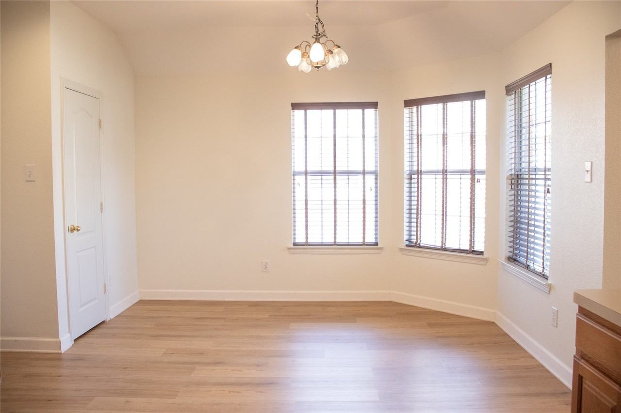 10305 Bent Tree Dr - Photo 4 of 20
