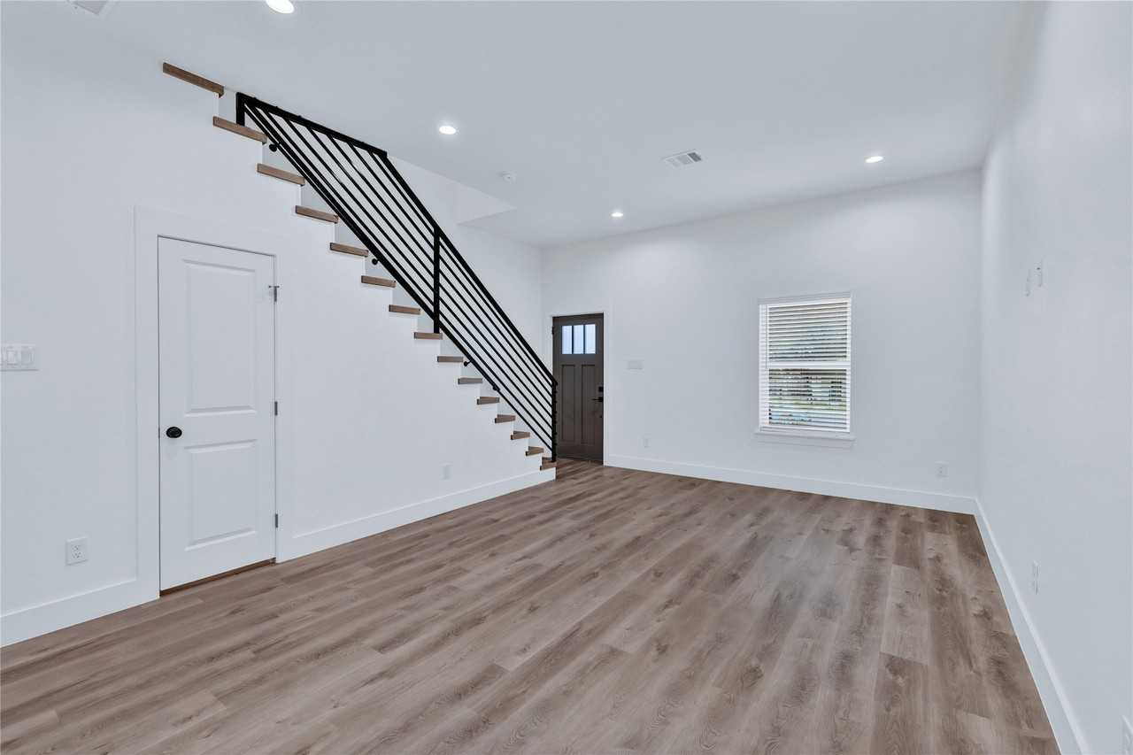 2844 S Marsalis Ave - Photo 3 of 28