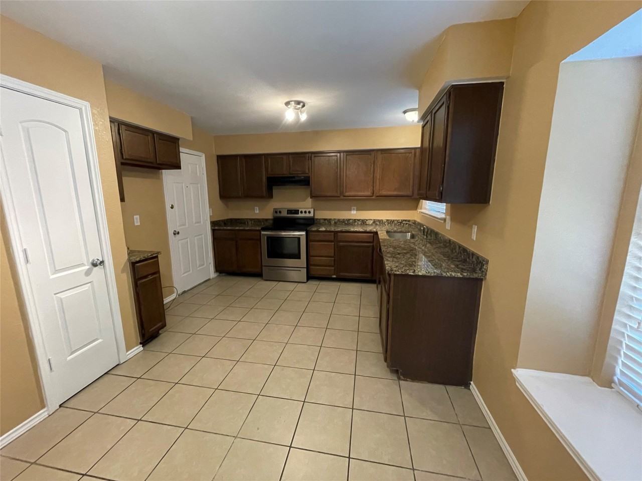 608 Coolwood Ln - Photo 6 of 15