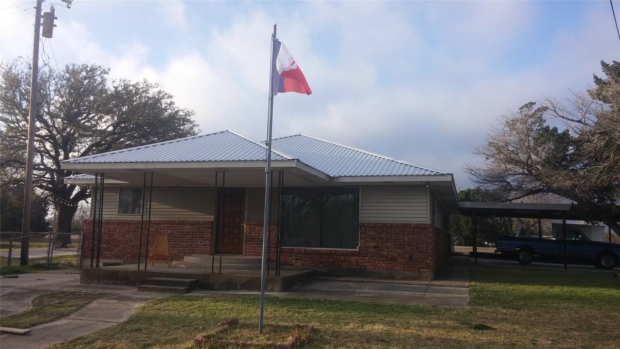104 County Road 1296 - Photo 2 of 27