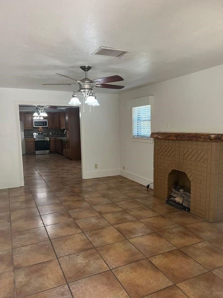 1209 Bawcom St - Photo 2 of 10