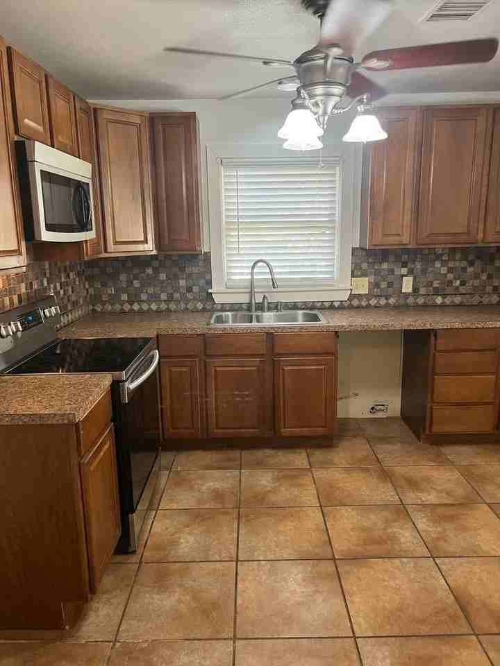 1209 Bawcom St - Photo 5 of 10