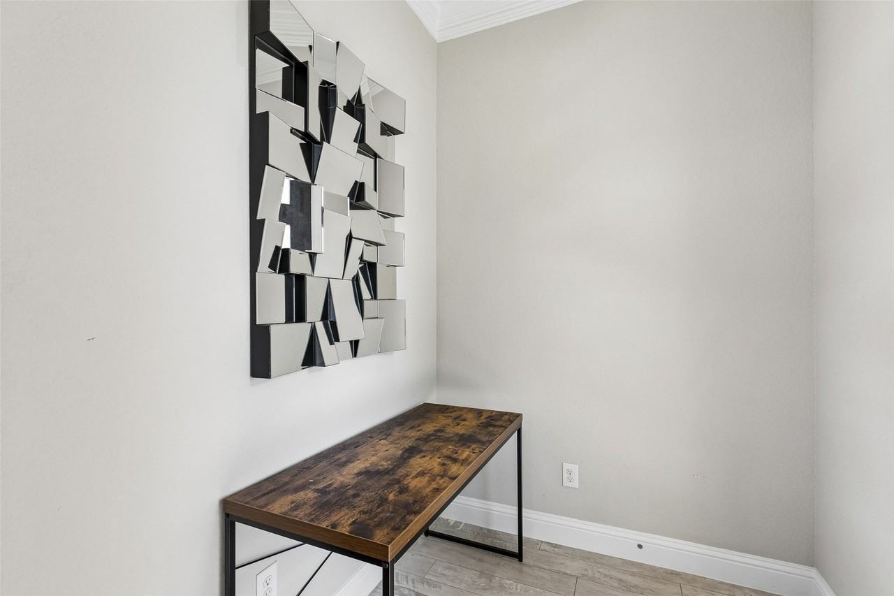 628 Club Dr - Photo 3 of 37