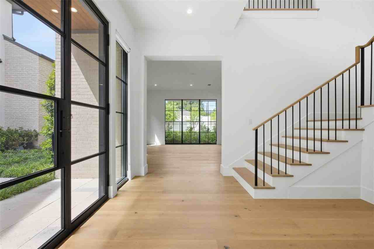 9855 Kingsway Ave - Photo 4 of 37