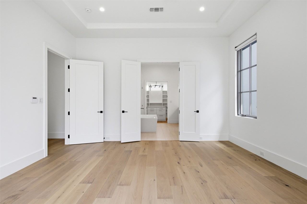 9855 Kingsway Ave - Photo 6 of 37