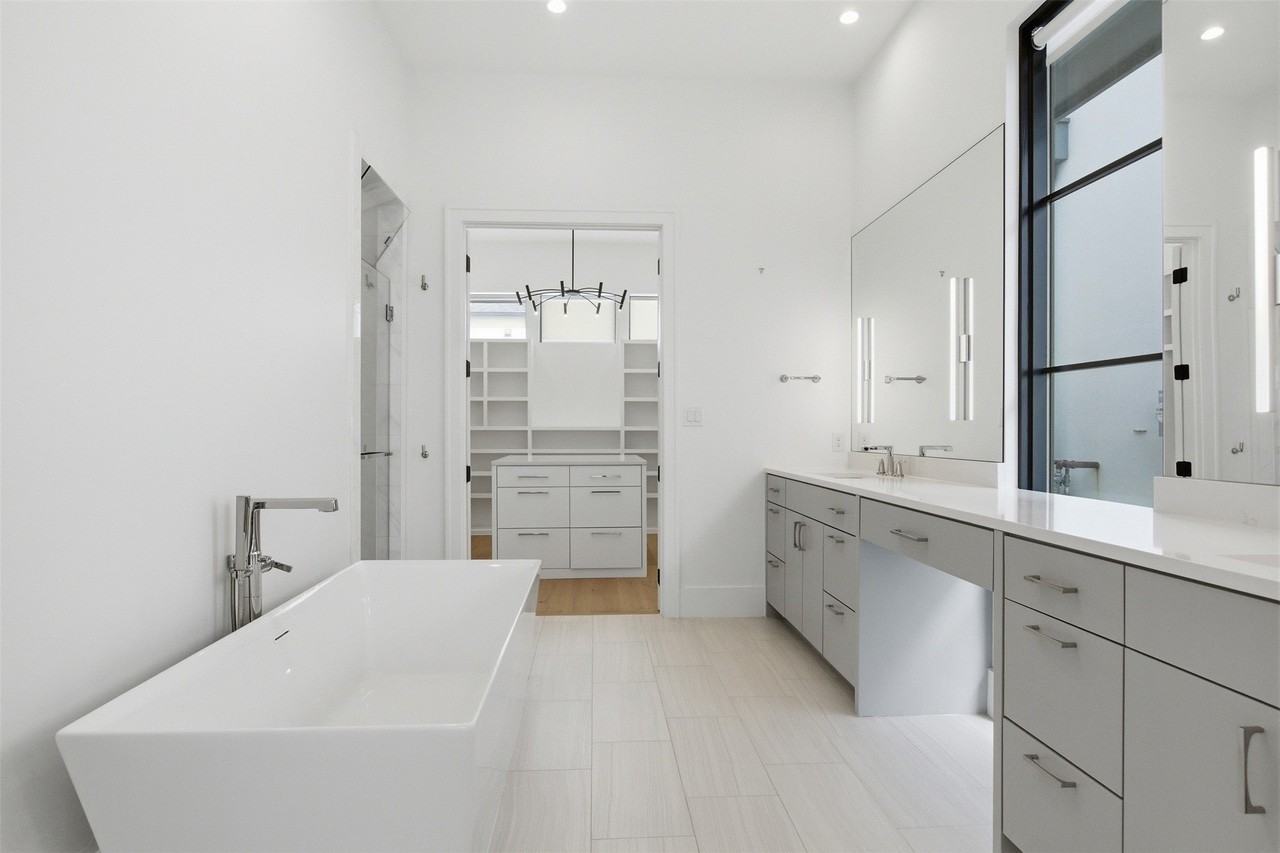9855 Kingsway Ave - Photo 7 of 37