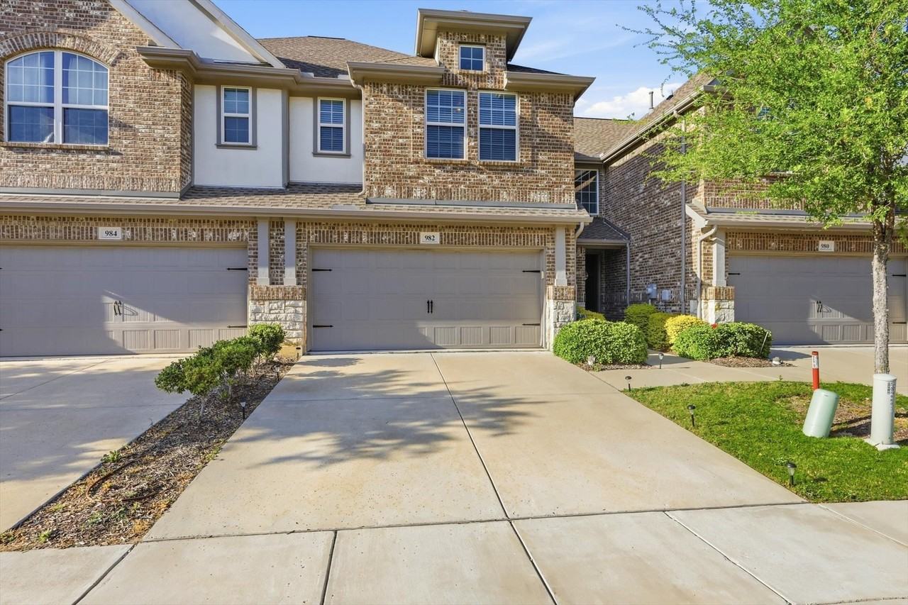 982 Mikaela Dr - Photo 2 of 40