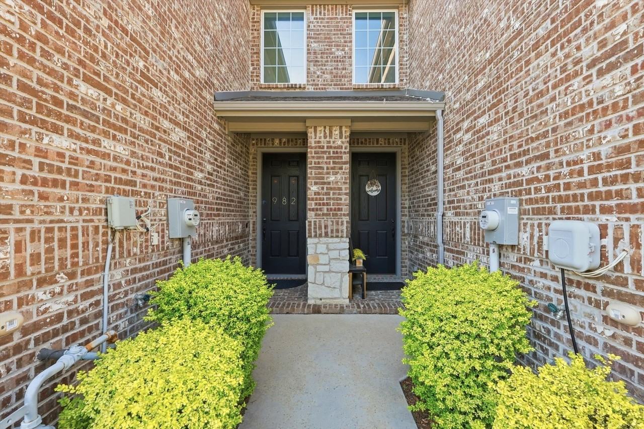 982 Mikaela Dr - Photo 3 of 40