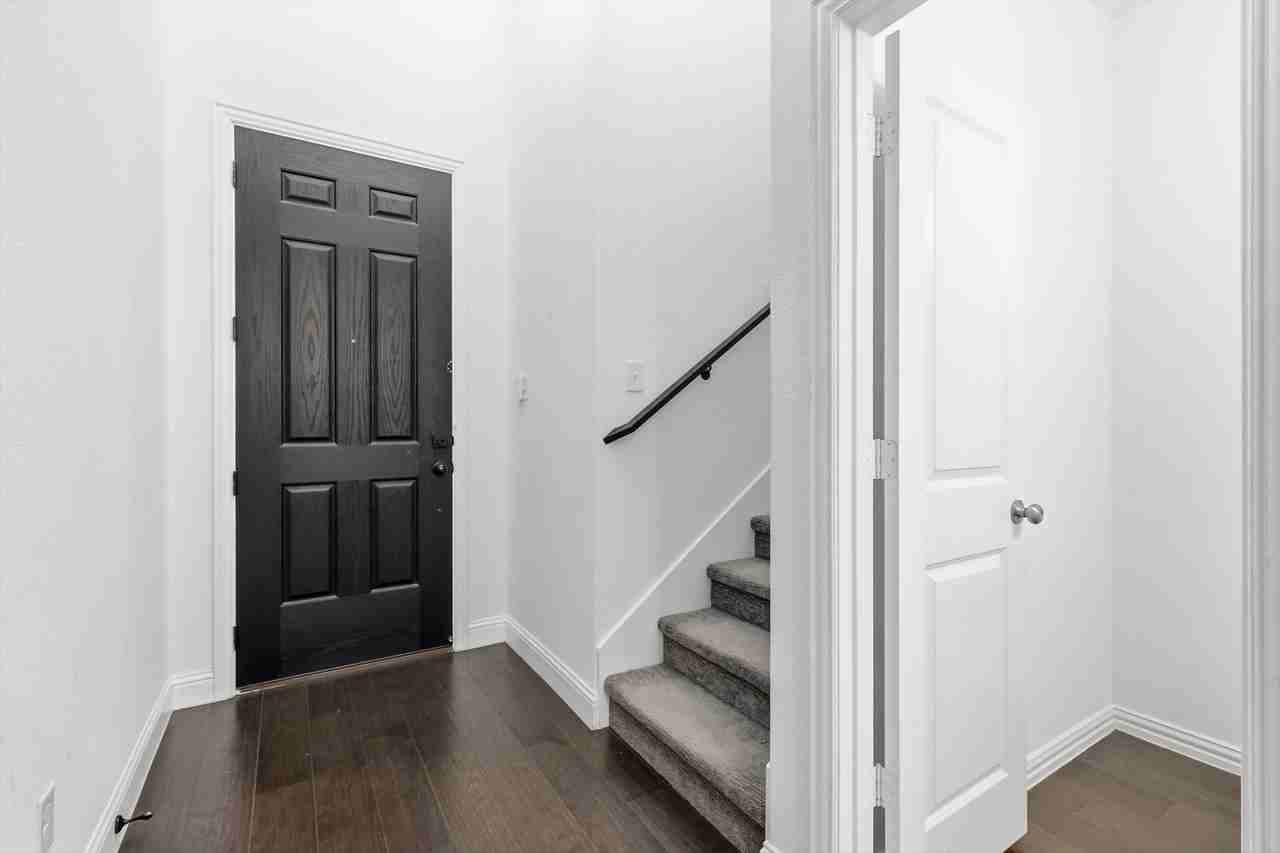 982 Mikaela Dr - Photo 4 of 40