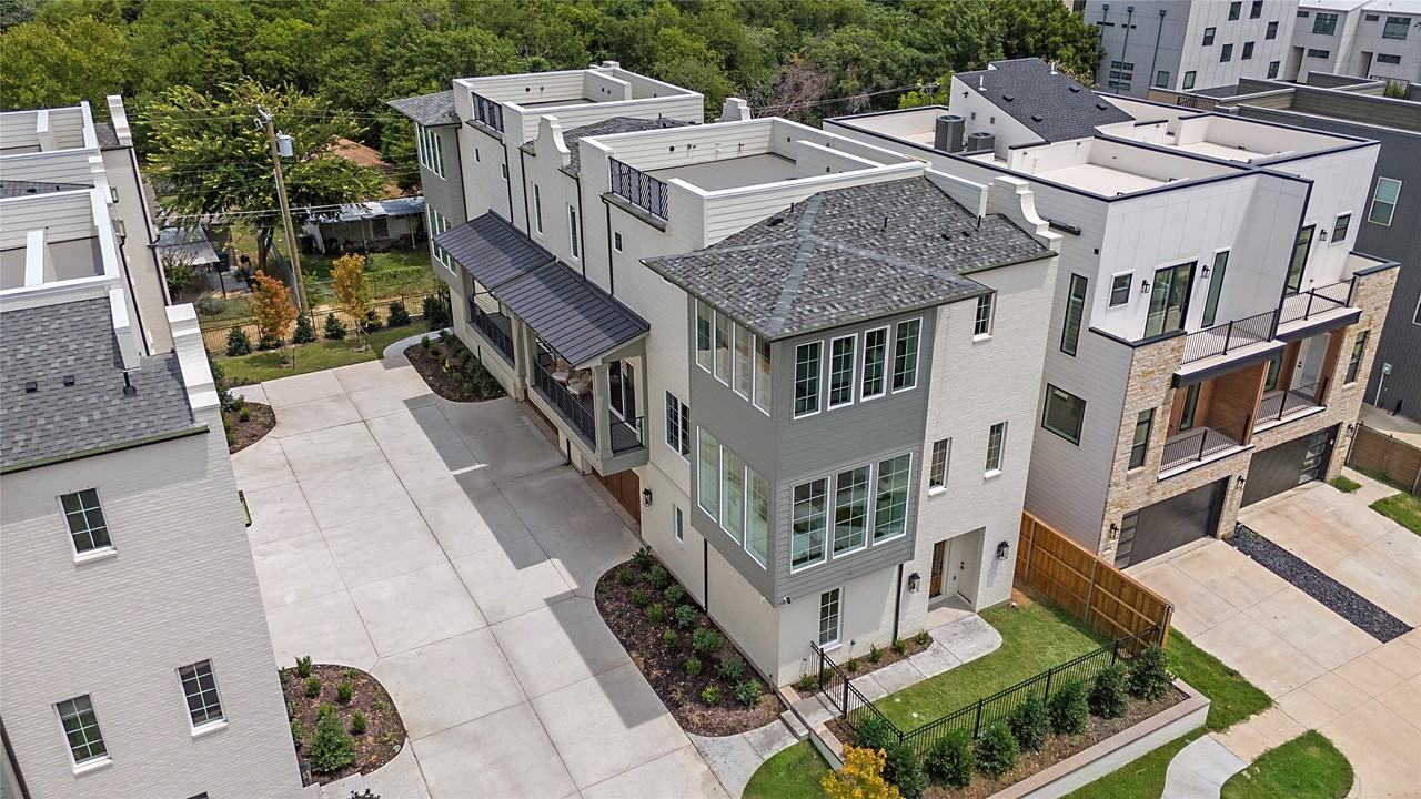 1031 Mobile St