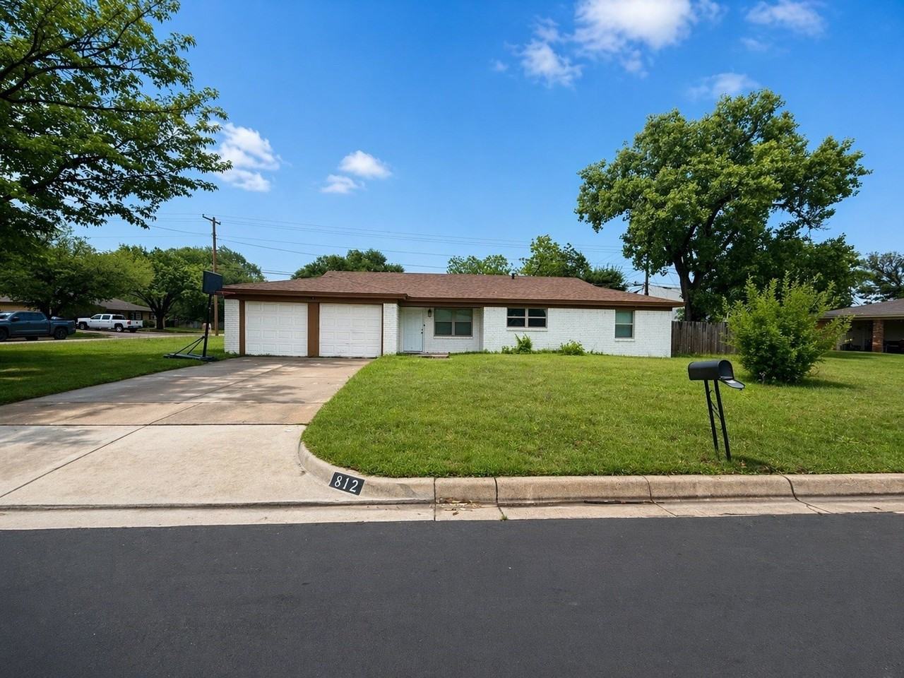 812 Irwin Dr - Photo 2 of 16