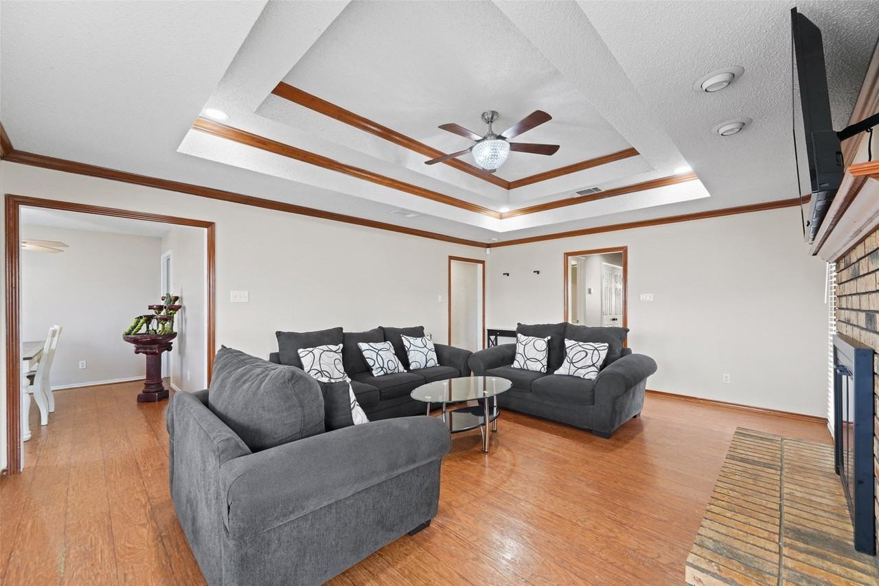 708 Azalea Dr - Photo 3 of 12