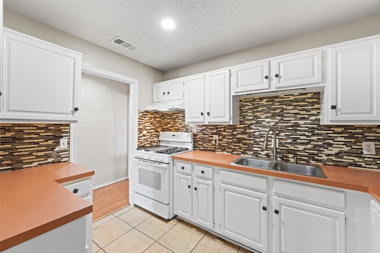 708 Azalea Dr - Photo 5 of 12