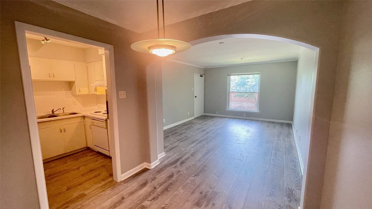 3215 Douglas Ave #201
