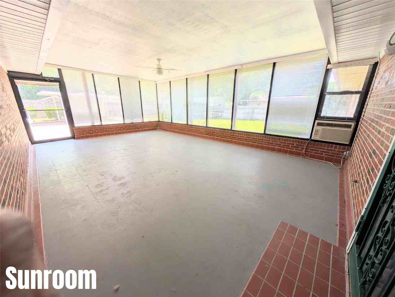 2410 Royal Acres Dr - Photo 4 of 20