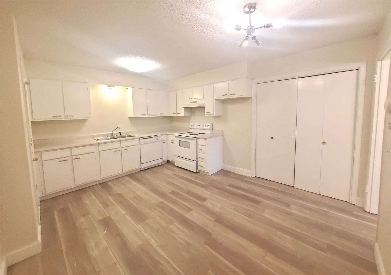 6605 Park Place Dr #D - Photo 3 of 7
