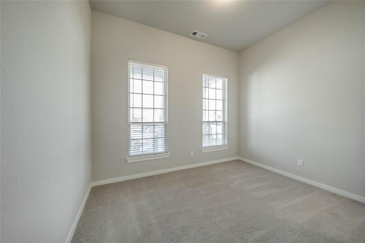 1113 Sheldon Dr - Photo 3 of 35