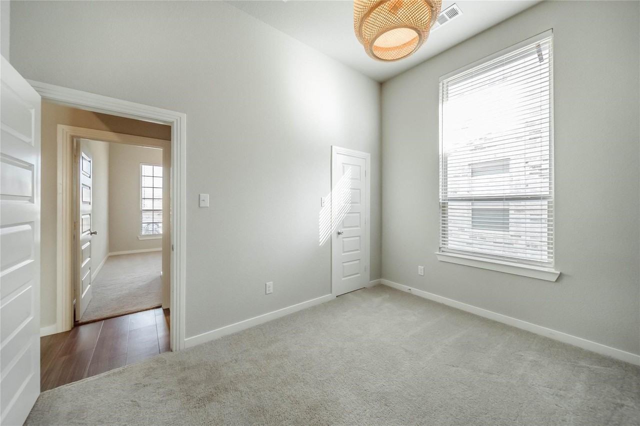 1113 Sheldon Dr - Photo 4 of 35
