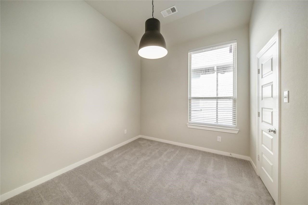 1113 Sheldon Dr - Photo 6 of 35