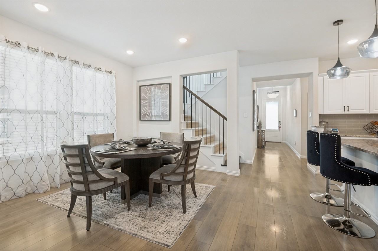 656 Bethpage Dr - Photo 3 of 27