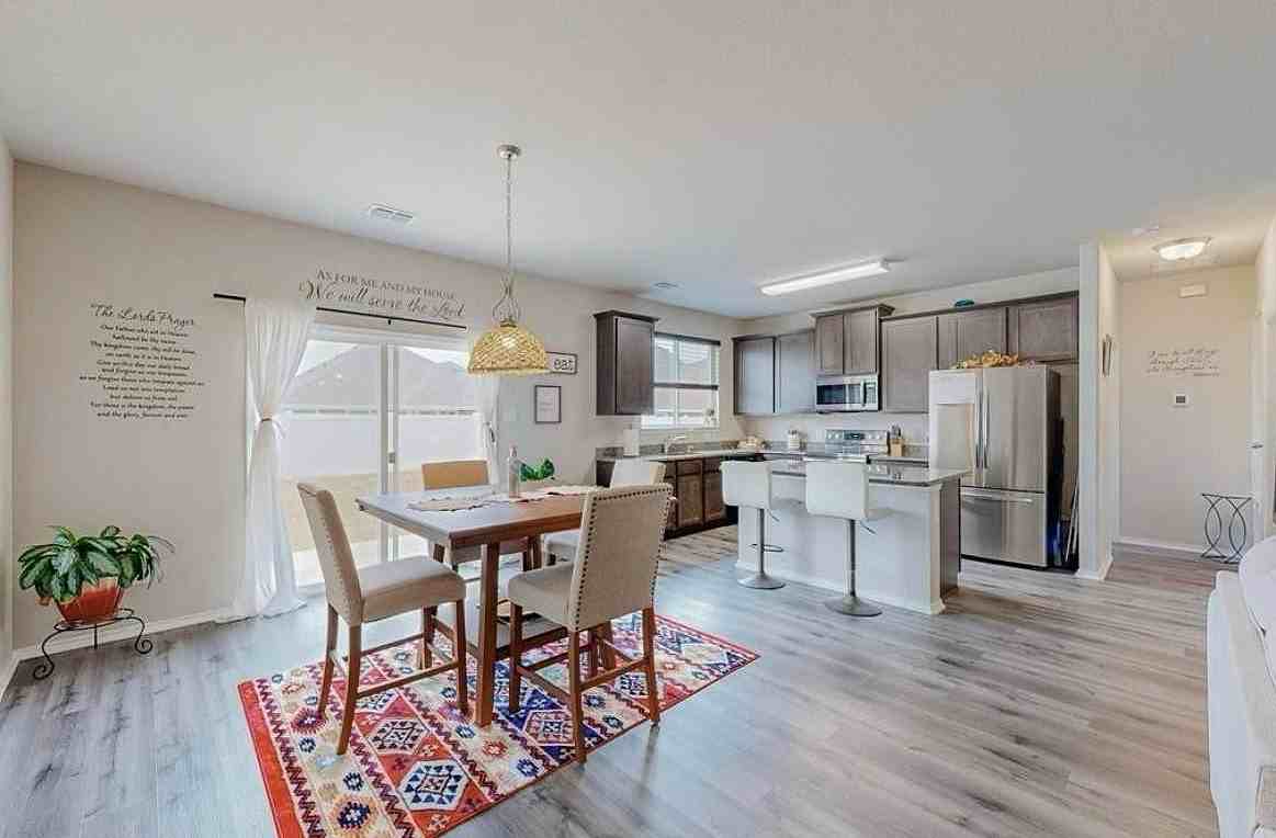 1637 Hinckley Ave - Photo 3 of 8