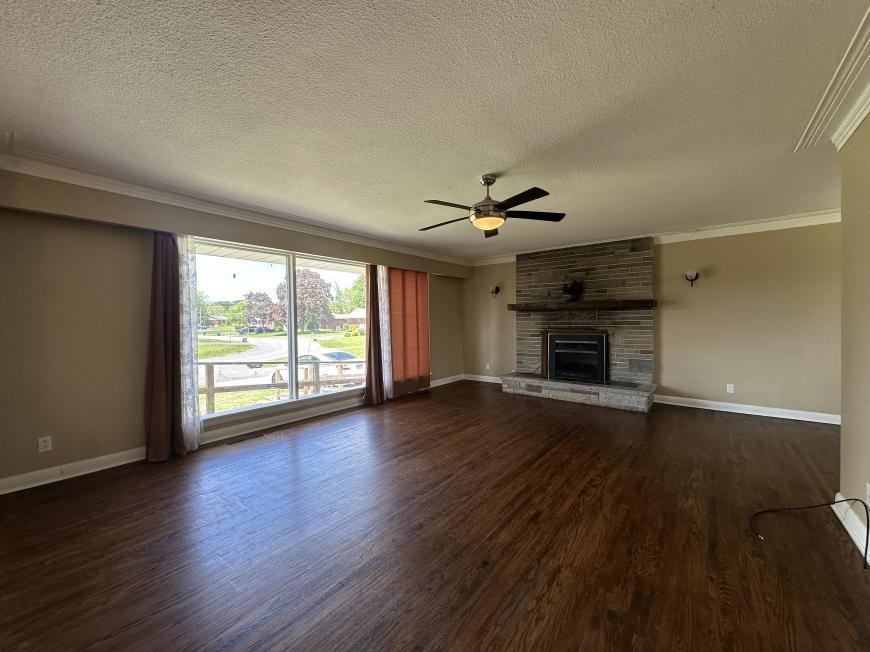 108 Sidney Cres - Photo 2 of 10
