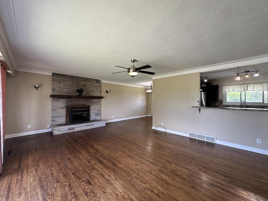 108 Sidney Cres - Photo 3 of 10