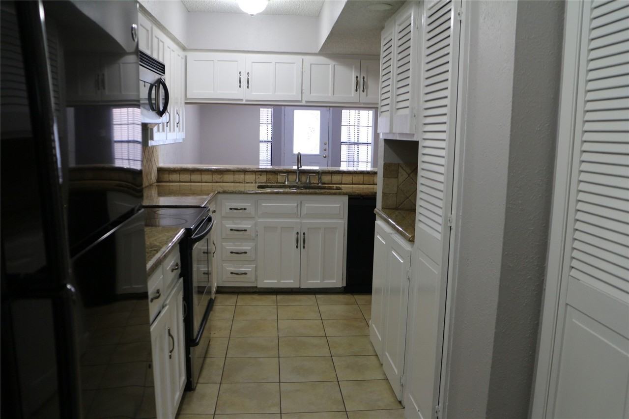 2005 Town Ct - Photo 4 of 10