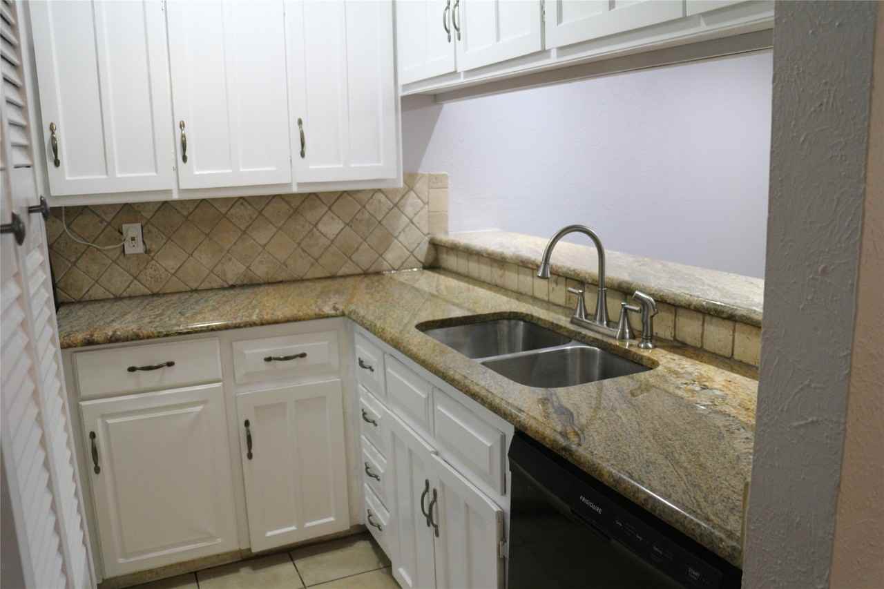 2005 Town Ct - Photo 5 of 10