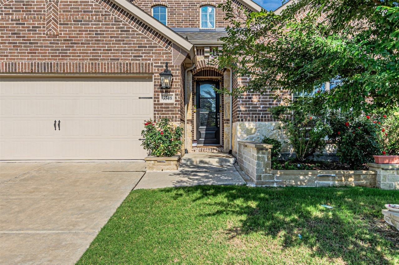3508 Crescent Ln - Photo 4 of 40